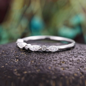 Makro-Detail eines Stapelrings in Silber mit Marquise- und Rundschliff-Kristallen auf Stein