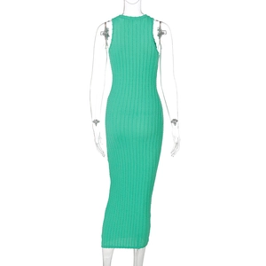 Vista posterior detallada de un vestido midi de punto verde sin mangas y ajustado