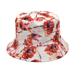 Détail de l'imprimé floral abstrait et des coutures renforcées sur un chapeau bob blanc