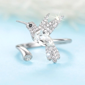 Macro-opname van een verstelbare kolibri-ring met sprankelende zirkonia-inleg