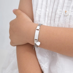 Engravable stainless steel charm bracelet with rectangle plate and heart pendant for girls