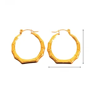 Dettaglio di orecchini a cerchio in acciaio inossidabile 18K stile bambù 27mm