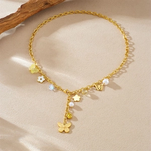 Elegante collana dorata con ciondoli a farfalla, fiori di perle e perline colorate