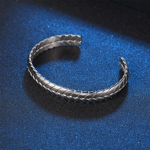 Brazalete abierto minimalista de acero plateado con patrón de espiga para hombre y mujer