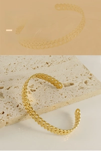 Détail de bracelet jonc en acier inoxydable plaqué or 18K avec texture de chaîne tressée