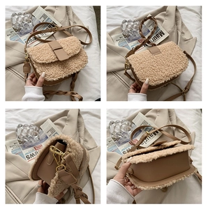 Dettagli della borsa a sella in lana beige che mostrano la texture e la struttura interna
