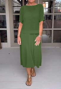 Dettaglio del set in maglia traforata verde con top a maniche corte e gonna midi