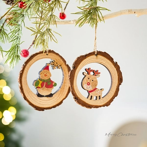 Holz-Weihnachtsanhänger mit handbemaltem Schneemann und Hirsch auf rustikalen Holzscheiben