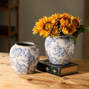 Set aus zwei klassischen blau-weißen Keramikvasen mit Eis-Crackle-Glasur auf Holztisch
