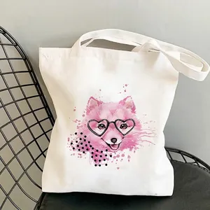Detail der weißen Canvas-Tasche mit süßem rosa Hund, Herzbrille und gepunkteter Schleife