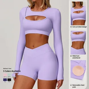 Ensemble de yoga lilas avec haut manches longues ajouré et short croisé taille haute