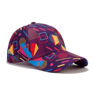 Vintage Graffiti Baseballkappe mit bunten geometrischen Memphis-Mustern auf Lila