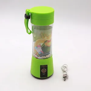 Dettaglio dello spremiagrumi elettrico verde con cavo USB bianco e manuale incluso