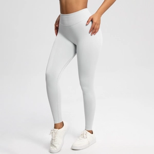 Detailansicht der hellgrauen High-Waist Yoga-Hose mit feiner nahtloser Strickstruktur