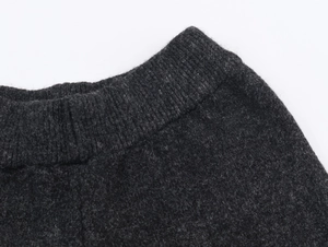 Detailaufnahme von dunkelgrauem Rippstrickgewebe mit elastischem Taillenbund und Textur
