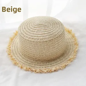 Vue détaillée d'un élégant chapeau de soleil en paille beige avec bordure à franges