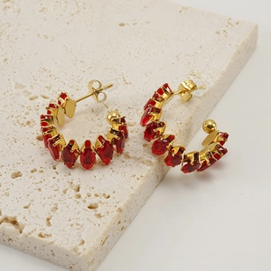 Vista detallada de pendientes C de oro 18K con circonitas rojas de talla marquesa