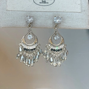 Gros plan de boucles d'oreilles à pampilles en cristal avec oxydes de zirconium brillants