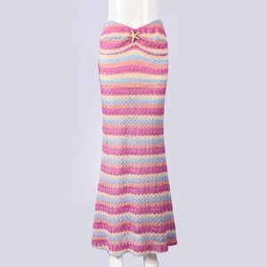 Détail du motif chevron en tricot avec pendentif étoile de mer dorée sur jupe maxi