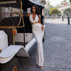Détail de la robe licou blanche avec découpe à la taille et anneau métallique doré