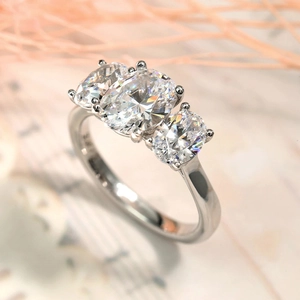 Anillo Elegante De Tres Piedras Circonita Ovalada Cobre Chapado En Platino Joyería De Moda Para Mujeres Simple Estilo