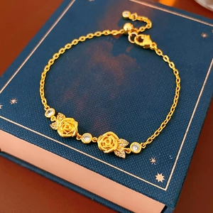 Détail d'un bracelet rose plaqué or 18 carats avec oxydes de zirconium sur coffret bleu