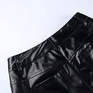 Dettaglio dei pantaloncini a vita alta in ecopelle nera con tasche e passanti per cintura