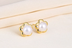 Close-up of S925 silver flower stud earrings with natural freshwater pearls and gold finish