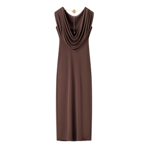 Robe longue marron sans manches avec encolure drapée et chaîne en métal dorée rose