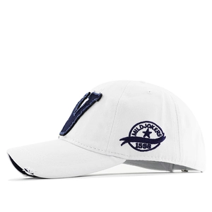 Détail de la visière usée et broderie en V bleu marine sur la casquette en coton blanc