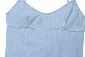 Detailansicht des hellblauen Denim-Camisole-Tops mit feinen Nähten und Trägern
