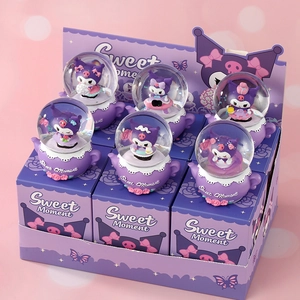 Coffret de 6 boules de cristal Kuromi Sweet Moment avec figurines lumineuses