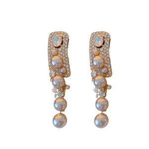 Orecchini a nappa lunga in oro champagne con strass scintillanti e perle sfumate