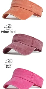 Dettaglio di visiere in cotone lavato impilate nei colori arancio, vino e rosa rosa