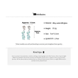 Vue détaillée des boucles d'oreilles en argent avec cristaux bleus et mesure de 7 cm