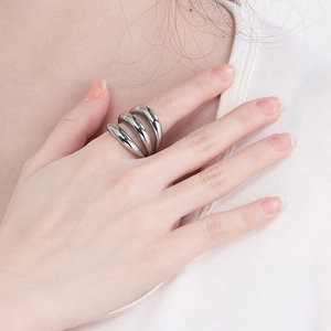 Dettaglio dell'anello multistrato in argento indossato sulla mano di una modella