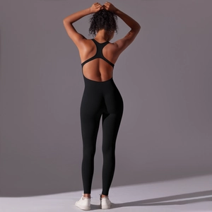 Detailansicht der Rückseite eines schwarzen nahtlosen Yoga-Jumpsuits mit Racerback-Design