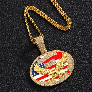 Collier hip hop doré avec pendentif aigle drapeau USA et cristaux sur chaîne torsadée