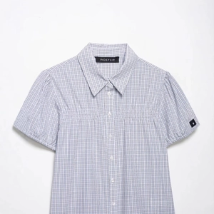 Short sleeve blue and white checkered poplin shirt with a classic collar and buttons