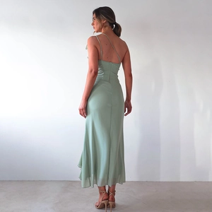 Détail de la robe vert menthe froncée avec épaule asymétrique et design dos ouvert