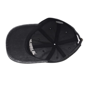 Détails de l'intérieur d'une casquette en coton délavé avec coutures et étiquette