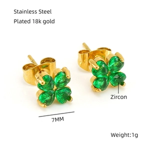 Détail des boucles d'oreilles trèfle 7mm en acier plaqué or 18K et zircon vert
