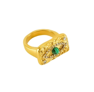 Vue macro d'une bague dorée avec œil en malachite et texture martelée vintage chic