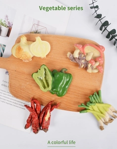 Vue macro de modèles réalistes de légumes en résine avec poivrons et champignons sur bois