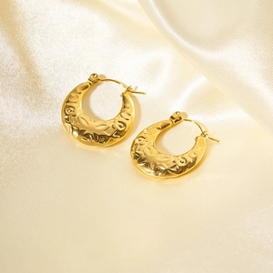 Dettaglio di orecchini a U in acciaio inossidabile 18K con motivi floreali goffrati vintage
