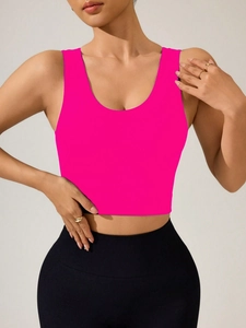 Détail du gilet de sport rose ajusté avec larges bretelles et décolleté en U élégant