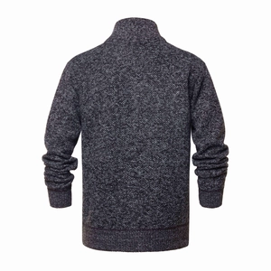 Vista posteriore del cardigan da uomo in maglia foderata in pile con polsini a costine grigio scuro