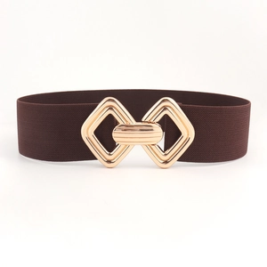 Détail de la boucle géométrique dorée sur ceinture élastique marron pour femme