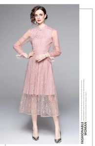 Détail de la robe cheongsam en dentelle rose avec broderies et poignets à volants