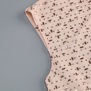 Gros plan détaillé du tissu en maille rose avec des strass champagne et des textures fines